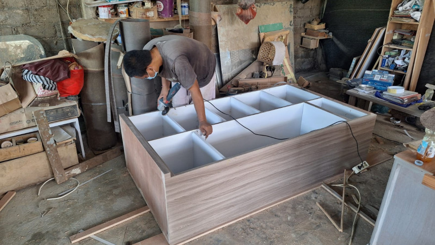 PEMBUATAN FURNITURE 